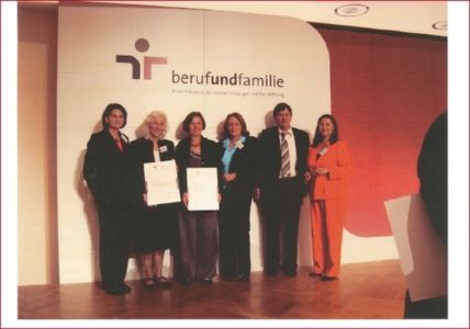 2. Zertifikat und 1. Reauditierung 2007 von links: Marlies Kohnen und Margret Berentzen (Landkreis Emsland), Elisabeth Knollenborg, Brigitte Hamers, Wilhelm Knollenborg und Auditorin Martina Arnold