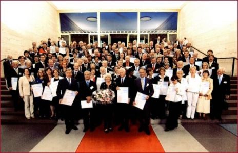 Gruppenbild aller auditierten Betriebe nach der Überreichung des Grundzertifikates mit Familienministerin a.D. Renate Schmidt und Wirtschaftsminister a.D. Wolfgang Clement